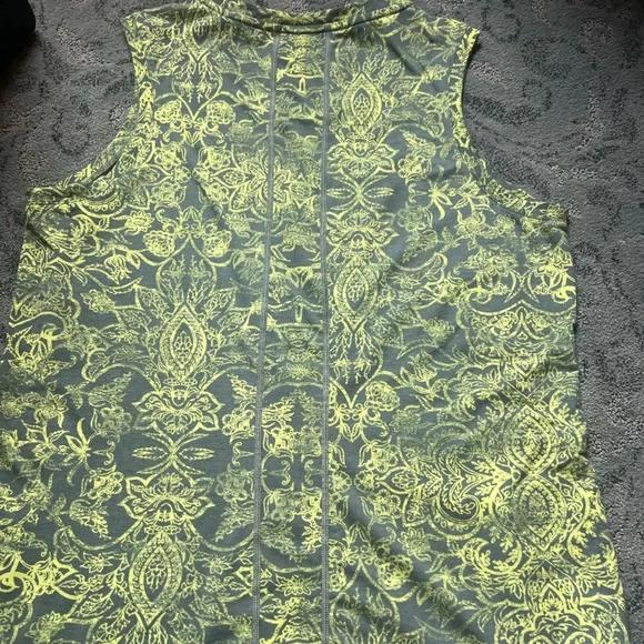 Title Nine tank top, never worn, size XL, green/ yellow pattern - Picture 2 of 6